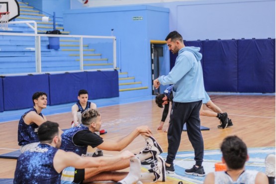 Mariano Pelicates evaluando la condición física de los jugadores.