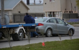 Sólo un susto: perdió el control del auto y terminó del otro lado de la calle