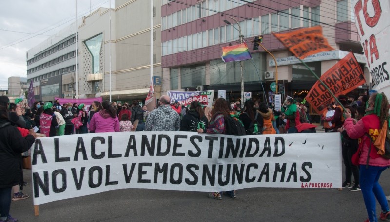 El 30 de diciembre de 2020 Argentina legalizó el aborto, reconociendo el derecho a la interrupción voluntaria del embarazo