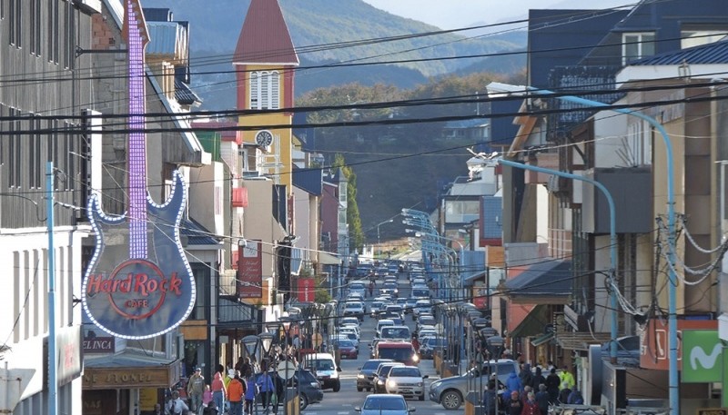 La Carta Orgánica de Ushuaia declara a este Municipio como “una comunidad humana con autonomía plena”, en la cual Sociedad y Gobierno deben encontrar formas consensuadas de resolución de los conflictos.