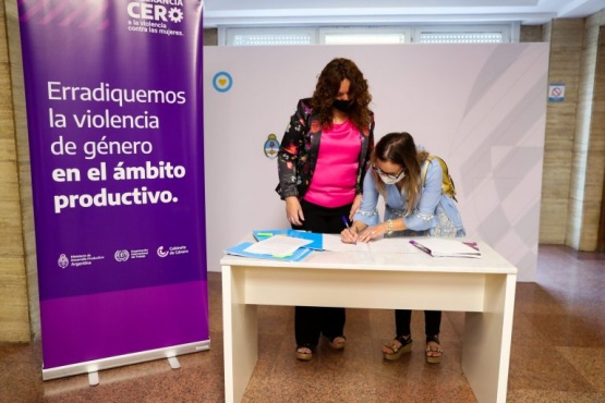 Carla Costabile en la firma del Acta de Compromiso por un Entramado Productivo Libre de Violencias.