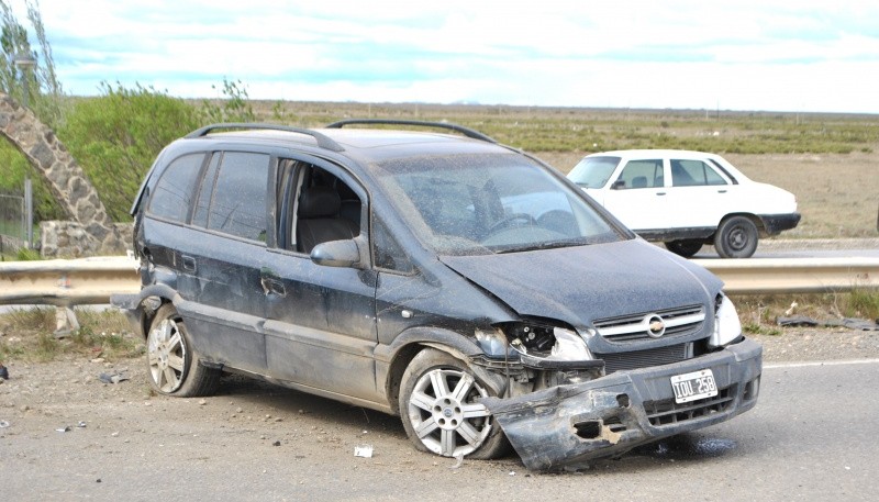 El Chevrolet terminó sobre sus cuatros ruedas tras volcar. (Foto: J.C.C.)