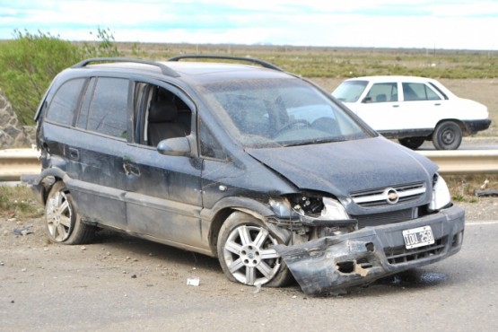 El Chevrolet terminó sobre sus cuatros ruedas tras volcar. (Foto: J.C.C.)