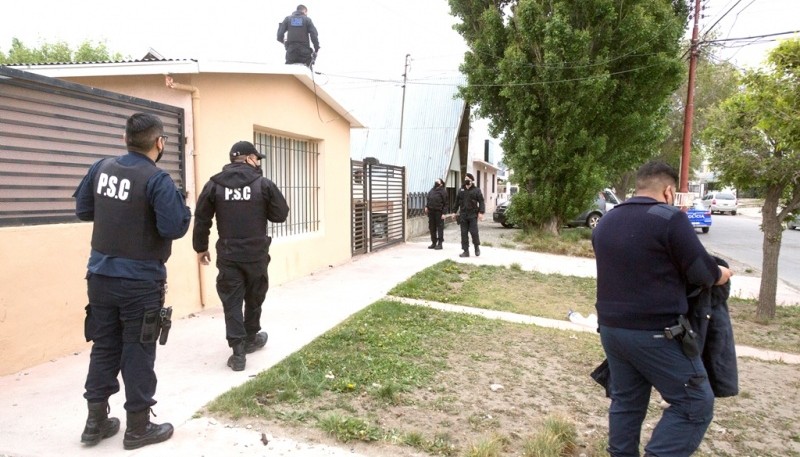 Los policías revisaron todos los lugares cercanos a la casa. (Foto: C.G.)