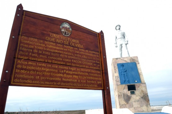 Monumento a Facón Grande en Jaramillo, parte del recorrido. 