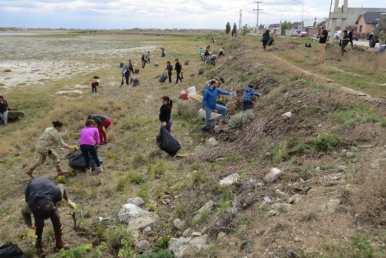 Voluntarios participan activamente donando su tiempo y esfuerzo para realizar una limpieza de la Reserva Costera Urbana de Río Gallegos.