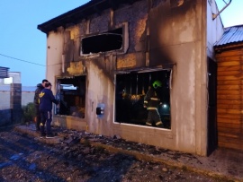 Río Gallegos: destrucción total de vivienda tras gravísimo incendio