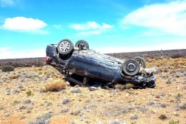 Policía en grave estado tras volcar