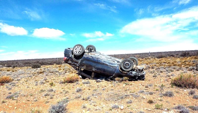 El rodado terminó con importantes daños tras volcar. 