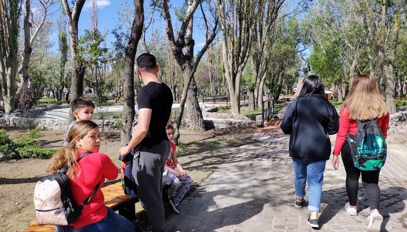 Gente visitando ayer la Plaza San Martín 