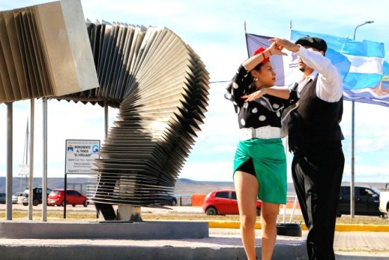 Monumento al tango en la costanera de Río Gallegos.