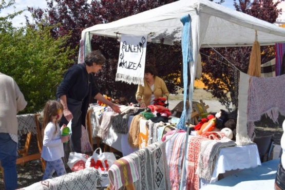 Se realizó una feria de artesanos al aire libre en el Complejo Cultural