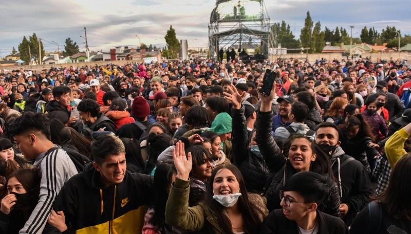 El predio colmado de gente para ver los shows. 