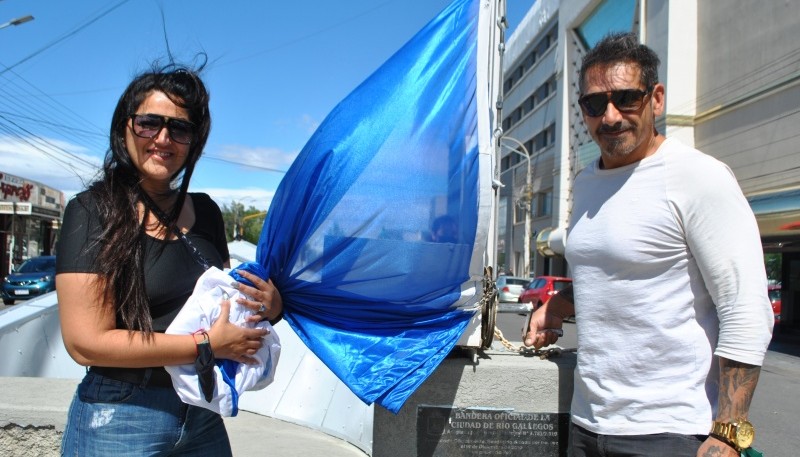 Turistas izaron la bandera municipal (Fotos JC Cattaneo) 