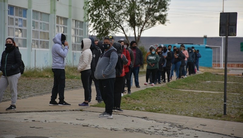 Fila en el Colegio Guatemala (Foto: C.Robledo)