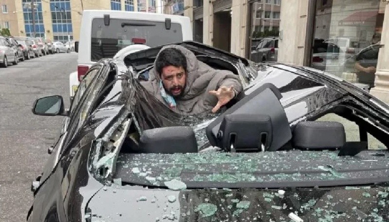 Aterrizó sobre un auto de alta gama.