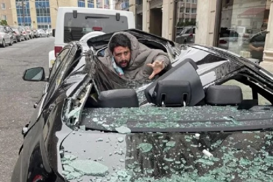 Aterrizó sobre un auto de alta gama.