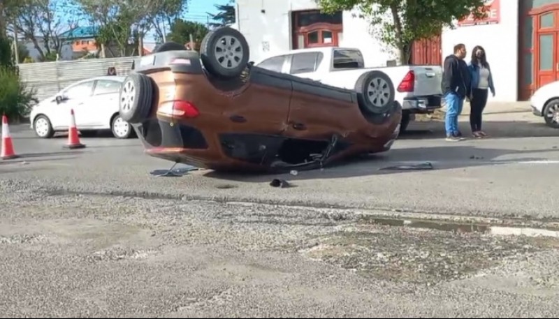 Choque y vuelco. (Foto captura El Mediador)