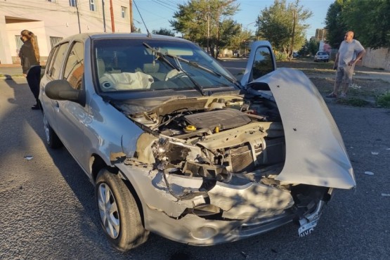 El Clio iba por calle Monseñor Fagnano.