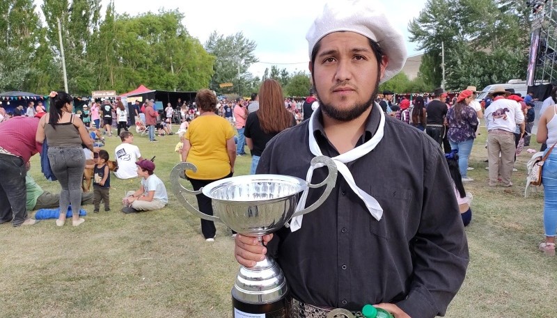 Carlos Alvarado con su premio.