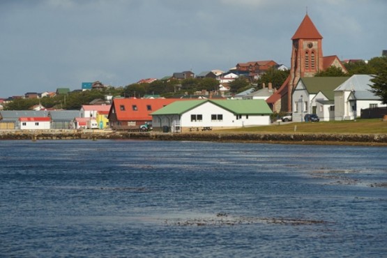 El Gobierno argentino viene proponiendo al Reino Unido el restablecimiento de servicios aéreos regulares directos entre el territorio continental argentino y las Islas Malvinas