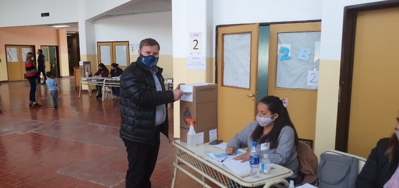 Julio Bellomo emitiendo su voto. (Foto: Dario Barrios)