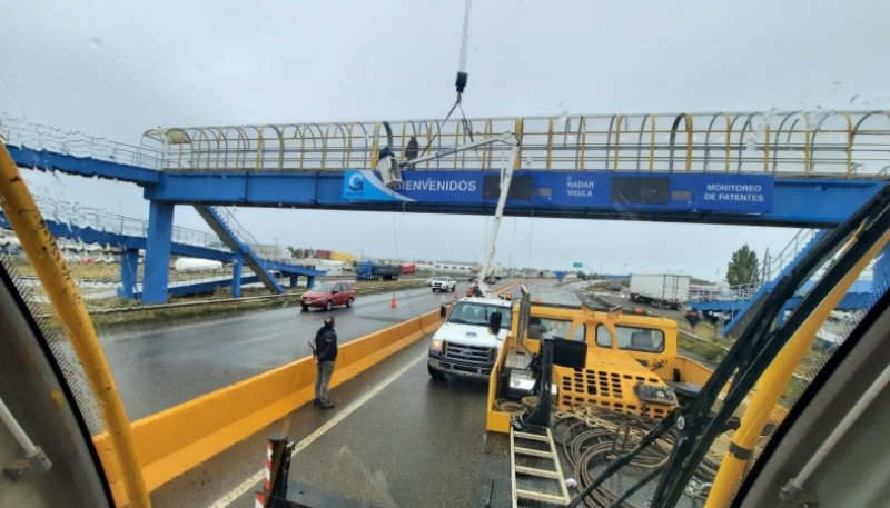 Colocación del cartel en Autovía (Foto: U.Romano).