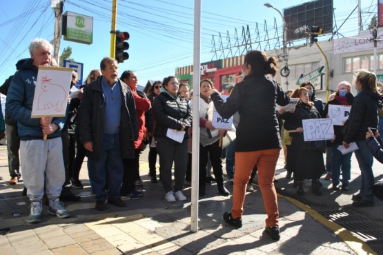 Los coros en el izamiento dominical.