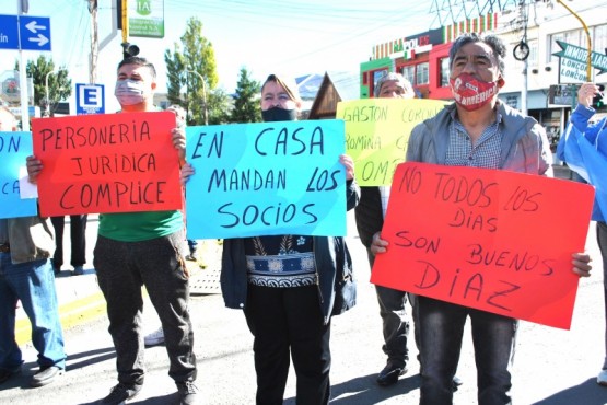 Los socios y socias reclamaron otra vez en el izamiento dominical. 