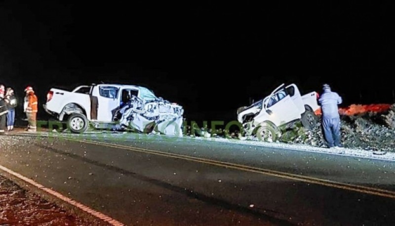 Estado en que terminaron las camionetas tras chocar frontalmente. 