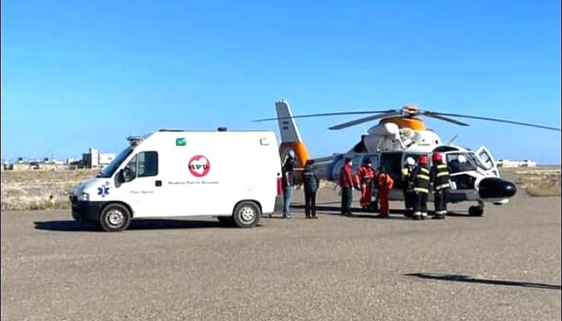 Una ambulancia esperó en tierra al paciente. (Foto Alberto Quintanal)