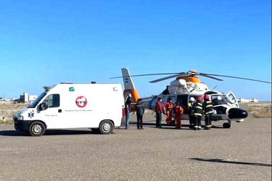 Una ambulancia esperó en tierra al paciente. (Foto Alberto Quintanal)