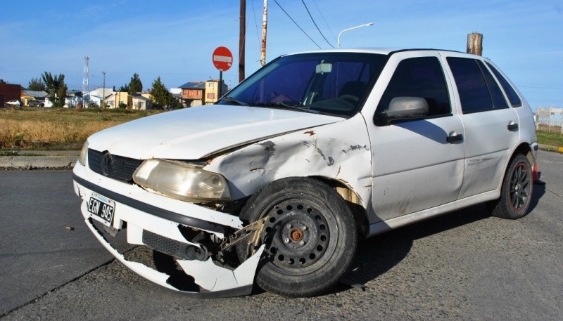 Volkswagen Gol tras el choque (Foto: J.C.Cattaneo).