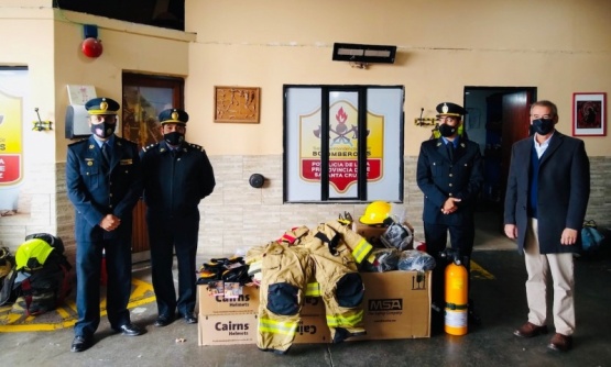 Entrega de equipamiento a Bomberos. 