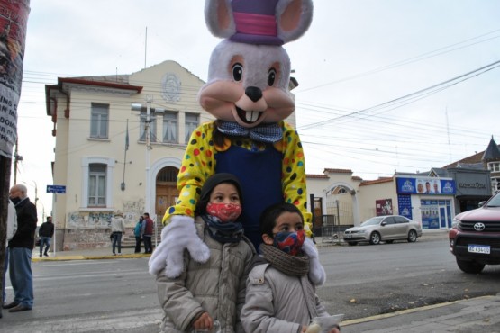 Dos niños se sacaron una foto con el conejo de Pascua. (Fotos JC Cattaneo)