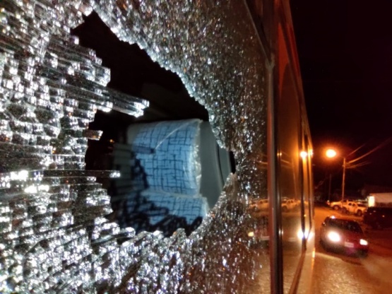 Tiraron piedras a un colectivo: un pasajero en el Hospital