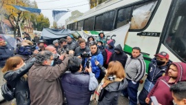 Se levantó el acampe en Casa de Gobierno con anuncio de aumento a los municipales