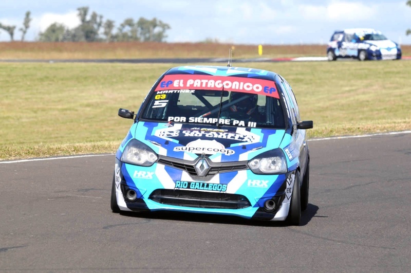 El Clio atendido por el Cano Racing en acción. 