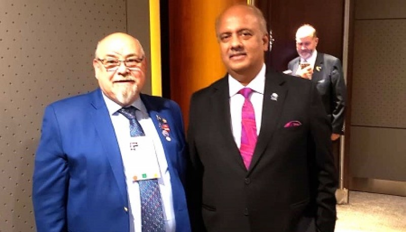 Daniel Hoyos junto al presidente del Rotary Internacional, Shekhar Metha. 