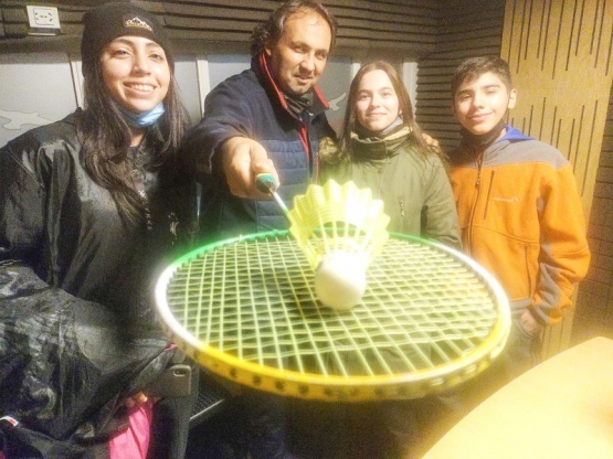 Rodrigo, Valentín,  Luján  y Luana en el estudio de Tiempo FM.