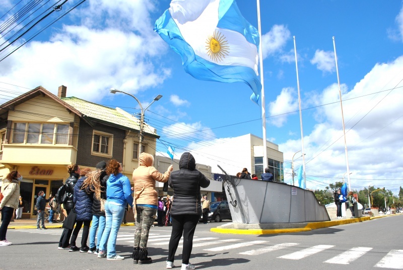 A orillas del río Paraná, Manuel Belgrano creó nuestra insignia patria.