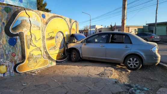 El rodado terminó contra la pared. (Foto: Radio Sur)