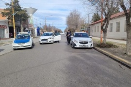 Perdió el control y colisionó contra un auto estacionado