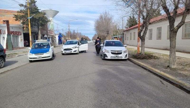 Perdió el control y colisionó contra un auto estacionado 