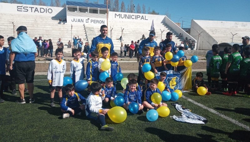 El Municipio reconoció a tres impulsores del Fútbol Infantil en Caleta Olivia  