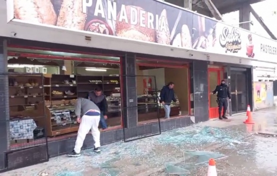 Fuerte explosión en panadería céntrica hizo reventar los ventanales