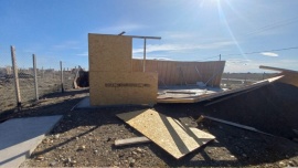 El viento tiró parte de una casa en construcción