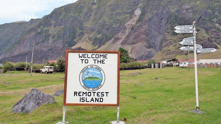 En Tristán de Acuña se encuentra la población más alejada del mundo. 