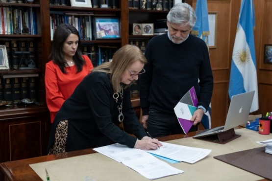 Gobierno firmó la carta para el diseño del plan quinquenal de Ciencia y Tecnología con Nación