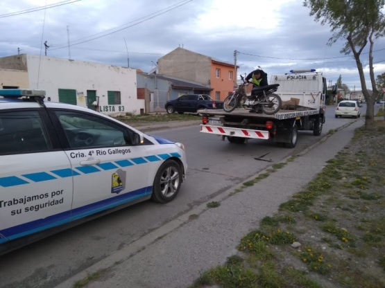 Encuentran moto robada ya desarmada